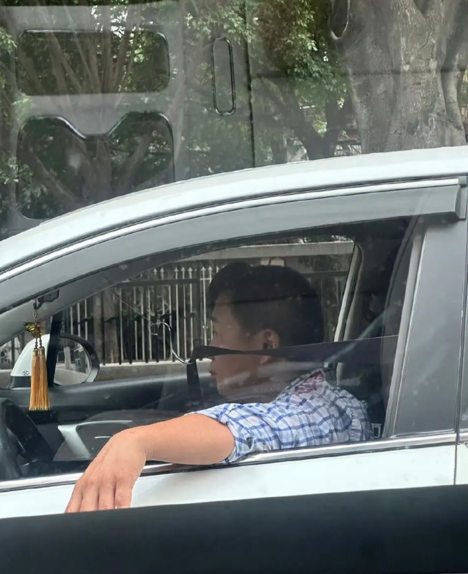 离谱，第一次见人这么戴安全带的…………​