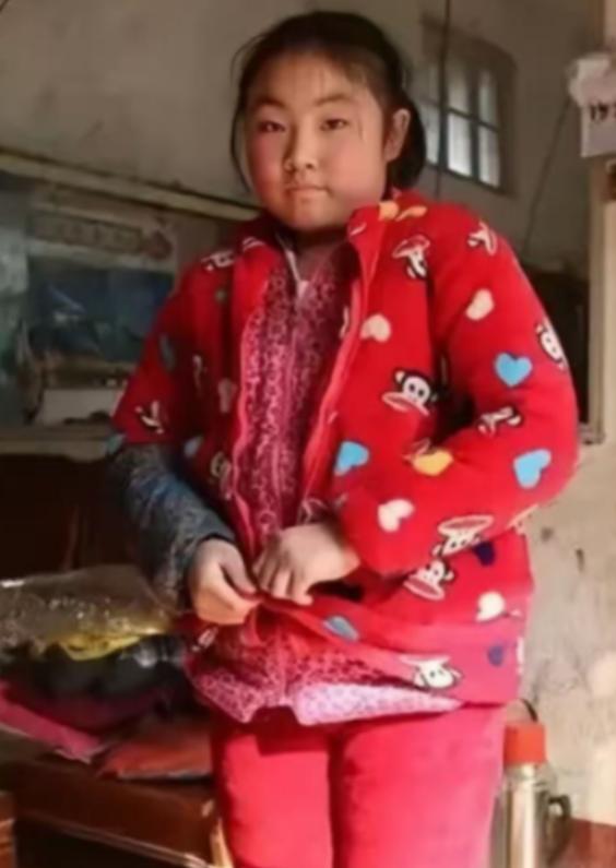 泪目了！四川，一小女孩6岁没了爹，9岁，妈妈就选择了改嫁。剩她一人在叔叔家，挨到
