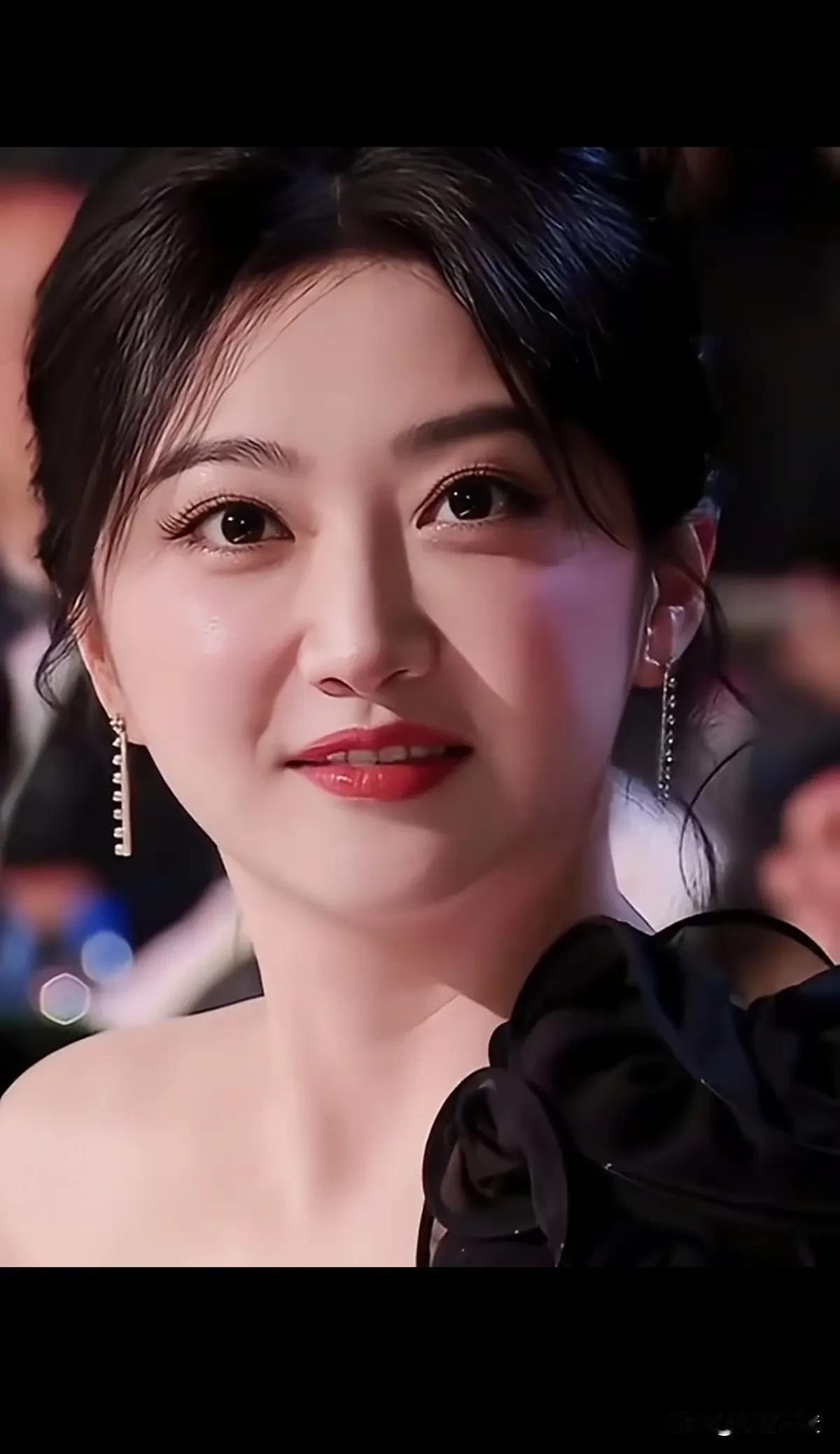 大眼细眉，面如满月，唇红齿白。景甜这长相很中国，让人看着舒服，确认过眼神，