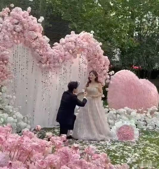 经超向小李琳补求婚被经超补求婚仪式感浪漫到了被经超补求婚的仪式感狠狠拿捏！从北京