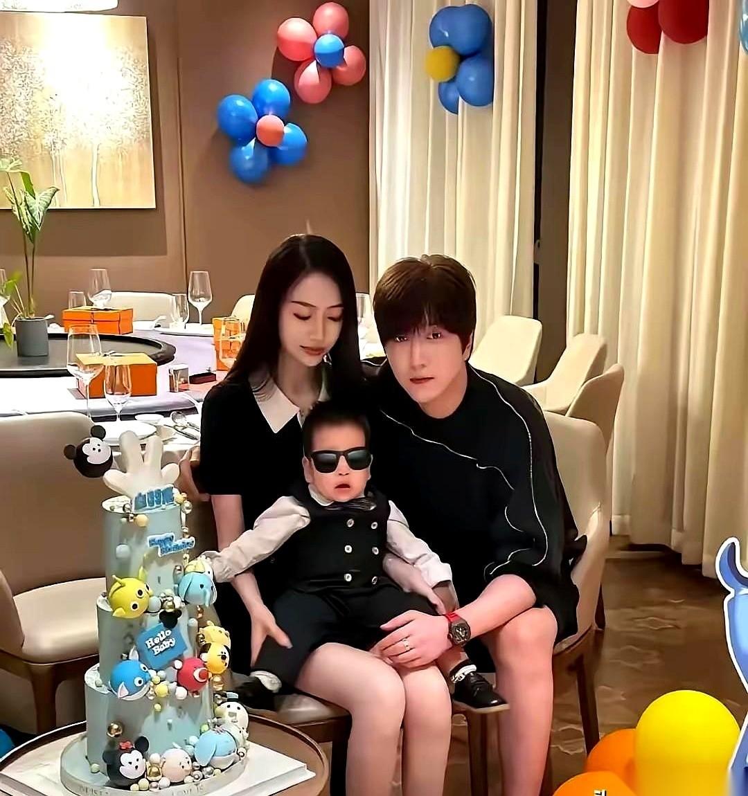 白冰这事儿，最让人堵得慌的，不是他去见什么女粉丝。而是他老婆刚生完孩子，人在月