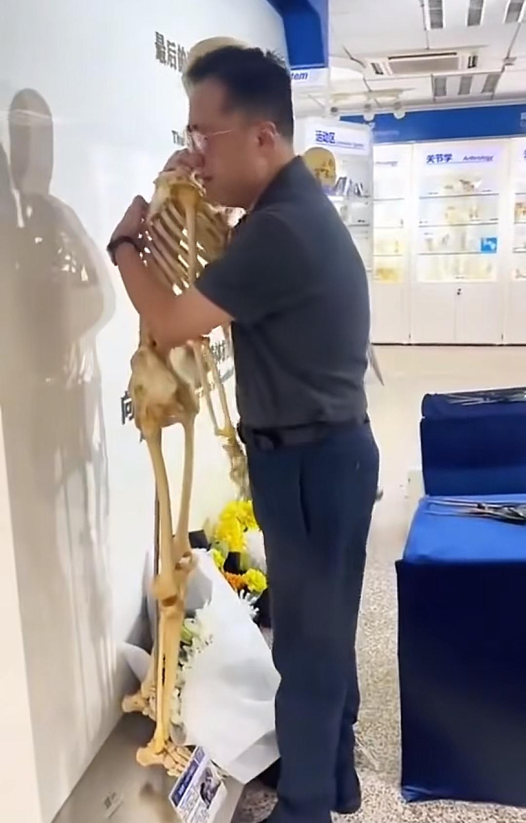 我真的看哭了！一位中年医生抱着一具骨骼，哭得控制不住自己，这一幕看碎了无数人