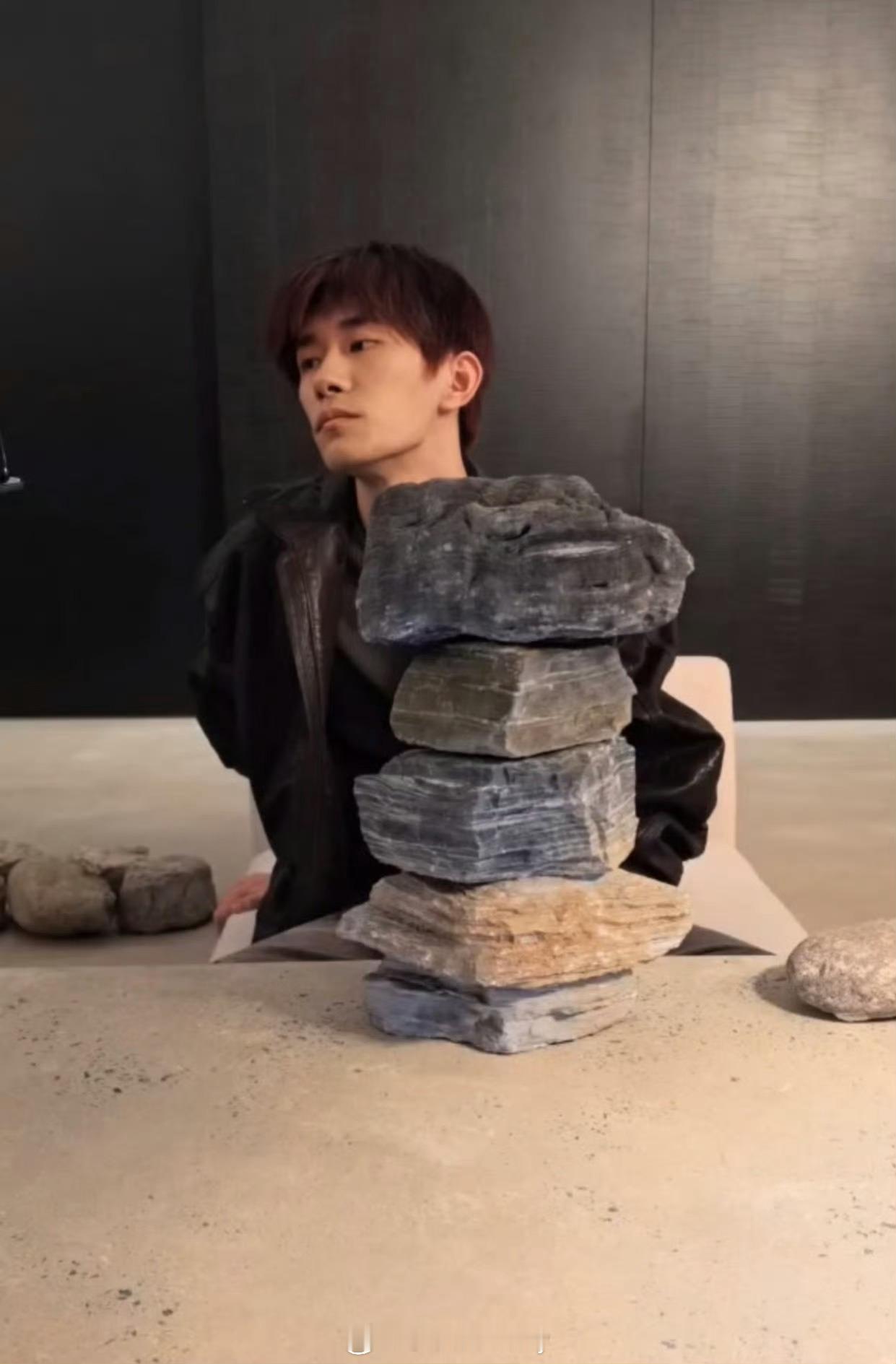 易烊千玺微博直播哈哈哈哈看热搜我还以为卡住了才没声音，四字主播专注垒石十八分钟，