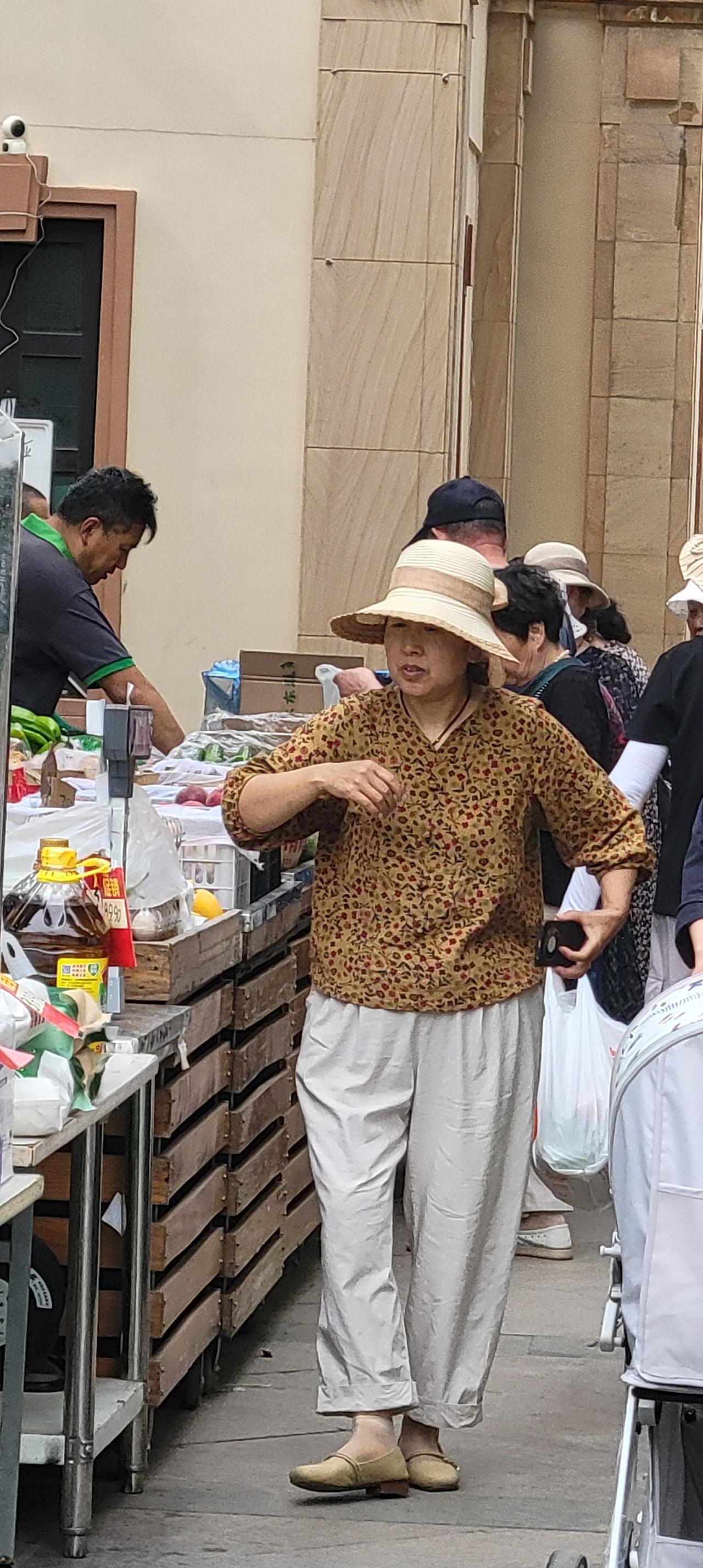 今天上午11:33分，经过兰州市城关区雁滩华润万家超市时，发现该超市工作人员把降