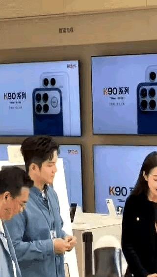 这眼神藏不住的喜欢！馨心偷看樊振东也太真实了咱们小胖樊振东空降小米之家当店长，