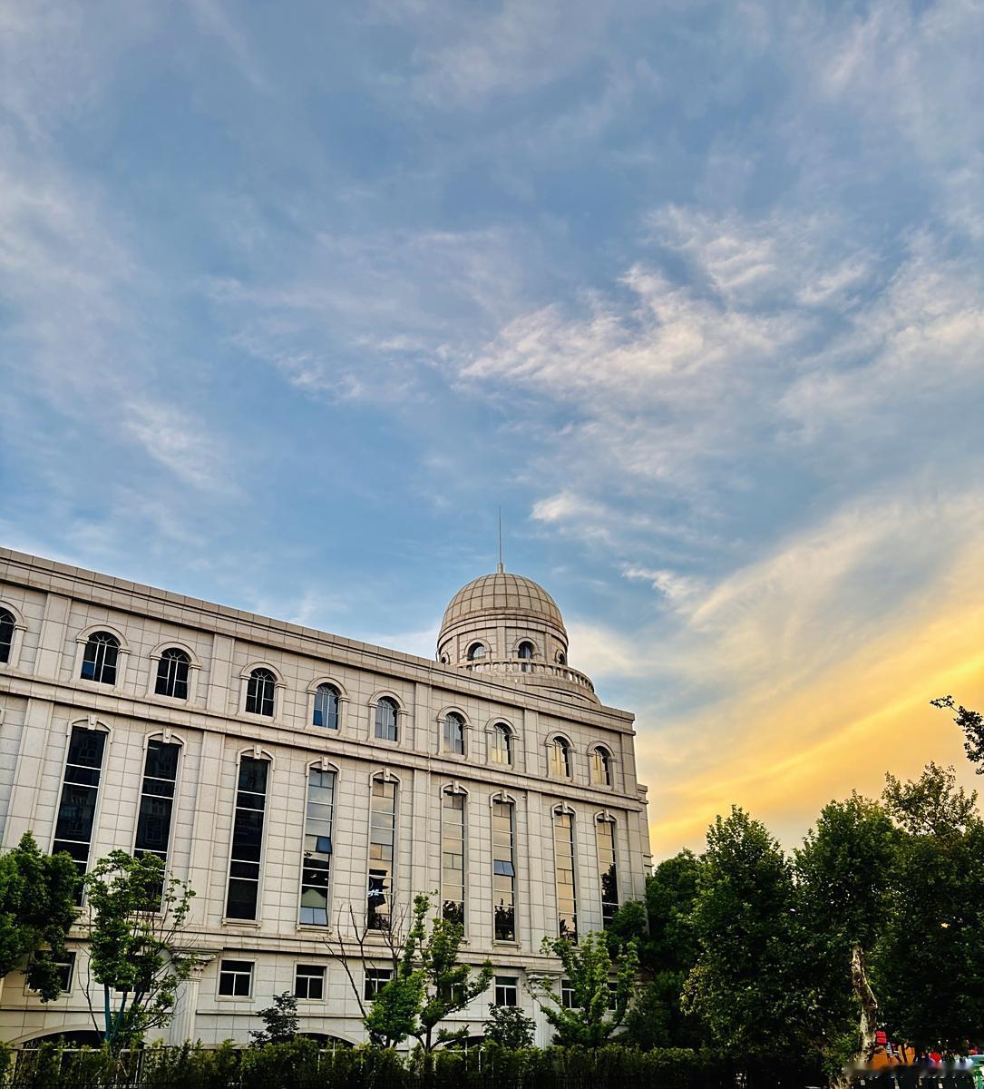 上海医科大学真的是犯下了颠覆性的历史错误，如果当时并入交大的话，凭10000多人