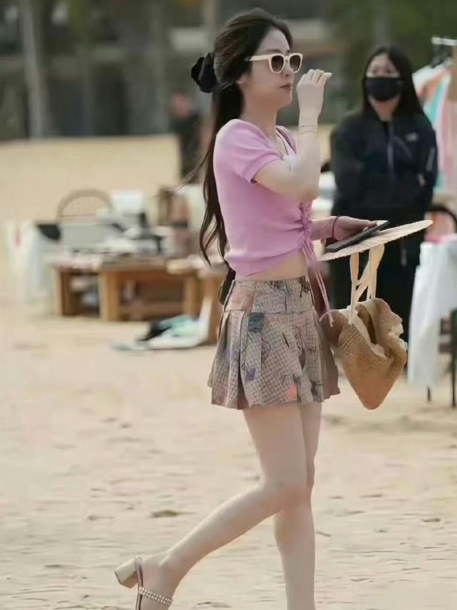 感觉张碧晨这种有点小肚子的才是正常健康身材