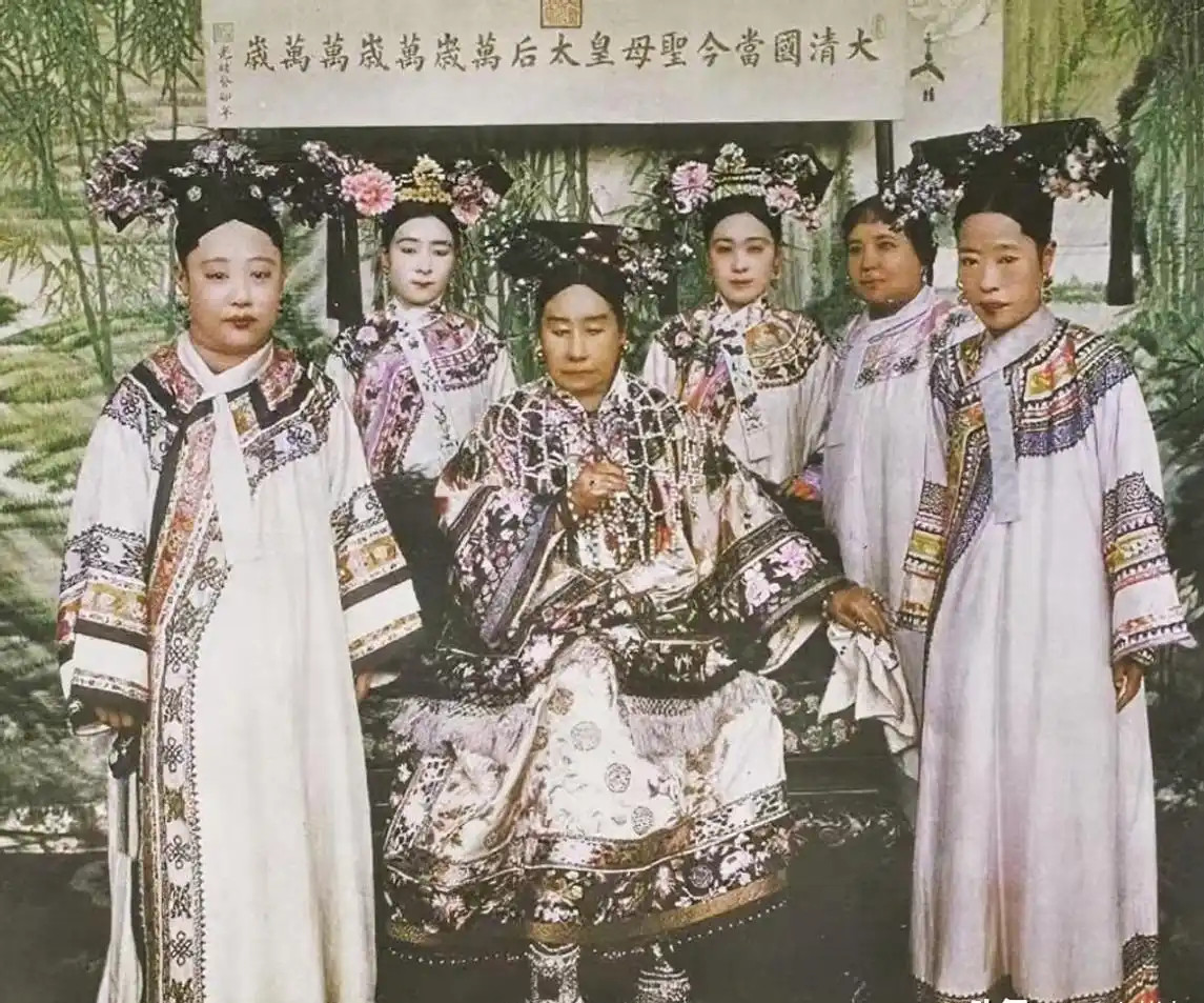 1901年洋人偷拍慈禧和光绪，慈禧抬头挥手致意，光绪留下唯一留影