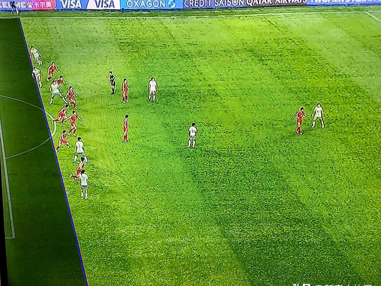 你敢信？王霜刚把逆转球捅进球门，边裁直接举旗判无效。她抬手庆祝的动作僵在半