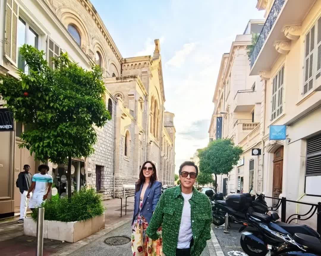 甄子丹携名模妻子漫步戛纳街头！汪诗诗是甄子丹的第三任妻子，比甄子丹小18