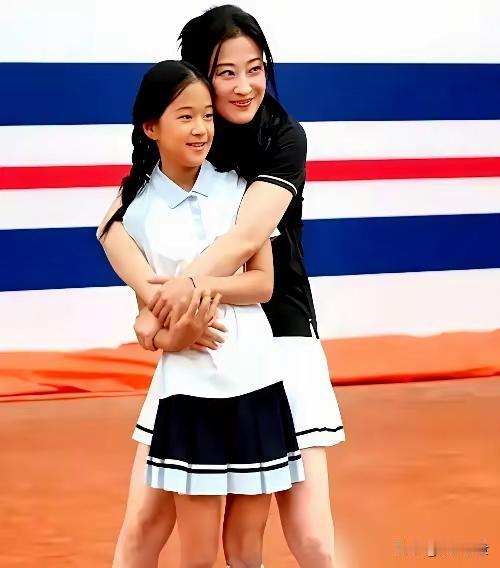 梅婷家的曾慕梅最近是真藏不住了。2025年刚开年，这姑娘就跟开了挂似的，中