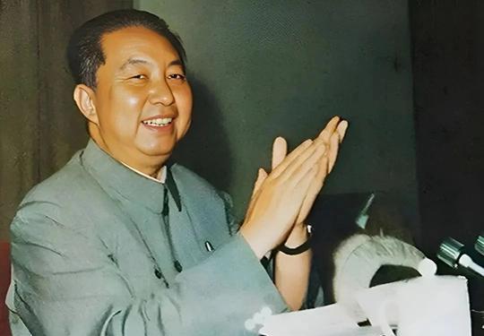 1976年，毛主席去世，当华国锋赶到中南海时，毛主席已无呼吸，情急之下，华国锋迅