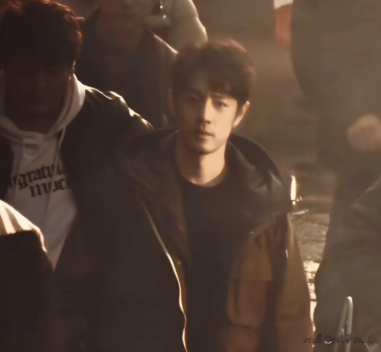 不用说肖战演技好，这路透难道看不出他就像生活在小城里的人吗？朴实自然的氛围，肖