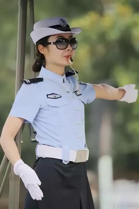 五句话说清楚“交警”更名“交管”1.“交通警察”更名为“交通管理”，人民警察身