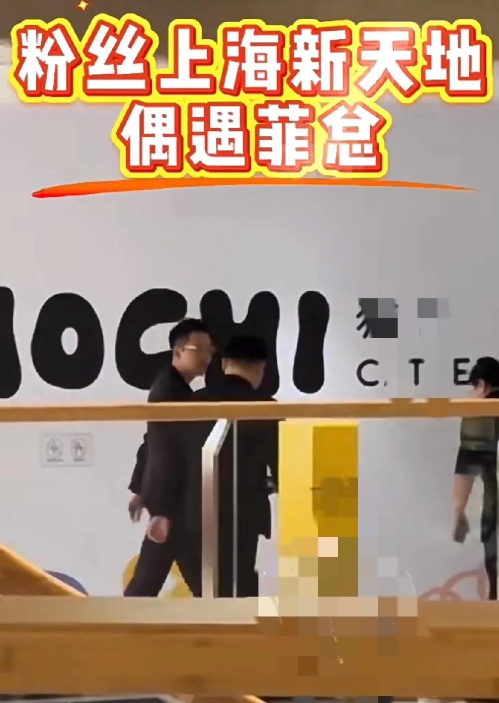 汪小菲和马筱梅去上海参加赵磊电影节活动，没想到今天有网友偶遇了汪小菲，带着金丝眼
