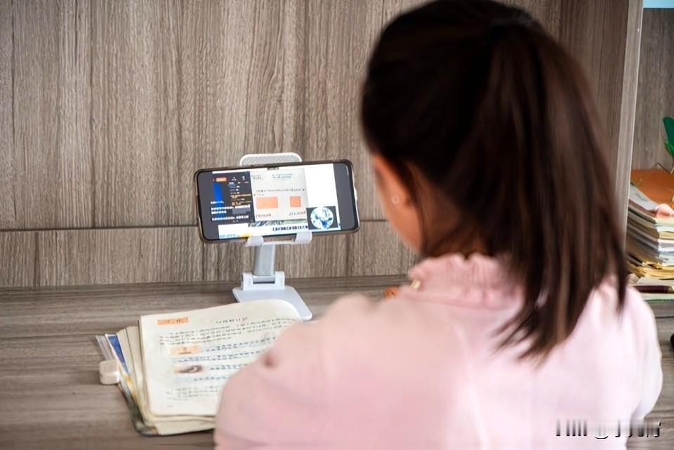 “禁手机进课堂”刚拍手叫好，家长却把钉钉微信骂上热搜？这锅该谁背？手机