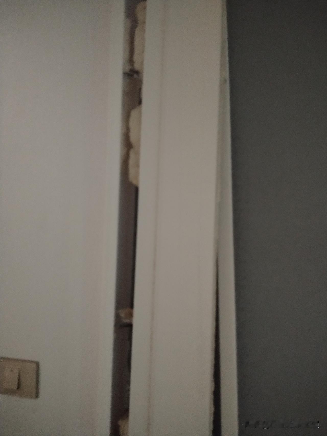 这就是装修省钱的后果，才几年时间，好多东西都烂了。离婚的那几年，有时候回来看孩