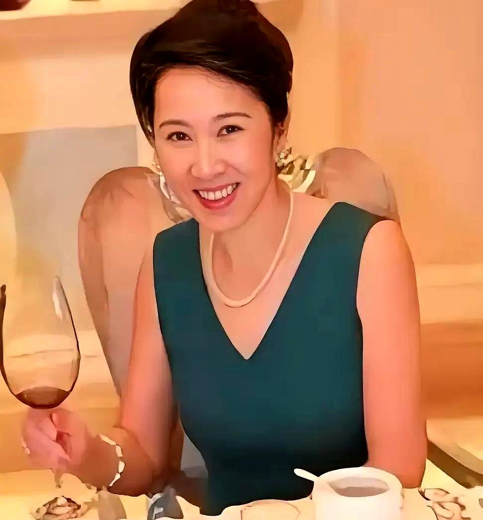 王思聪这边，估计他妈妈心里也算松了口气。毕竟黄一鸣这事儿一闹，王家一家人没少被