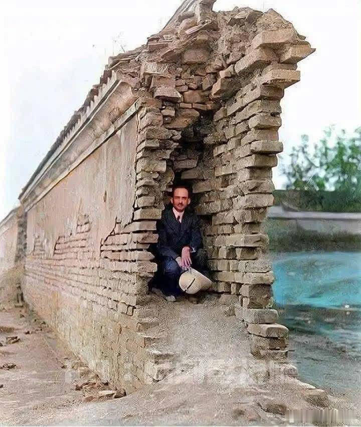 1917年春天，一位外国观光客蜷缩在北京满城的破败围墙中。满清在中国的统治的一个