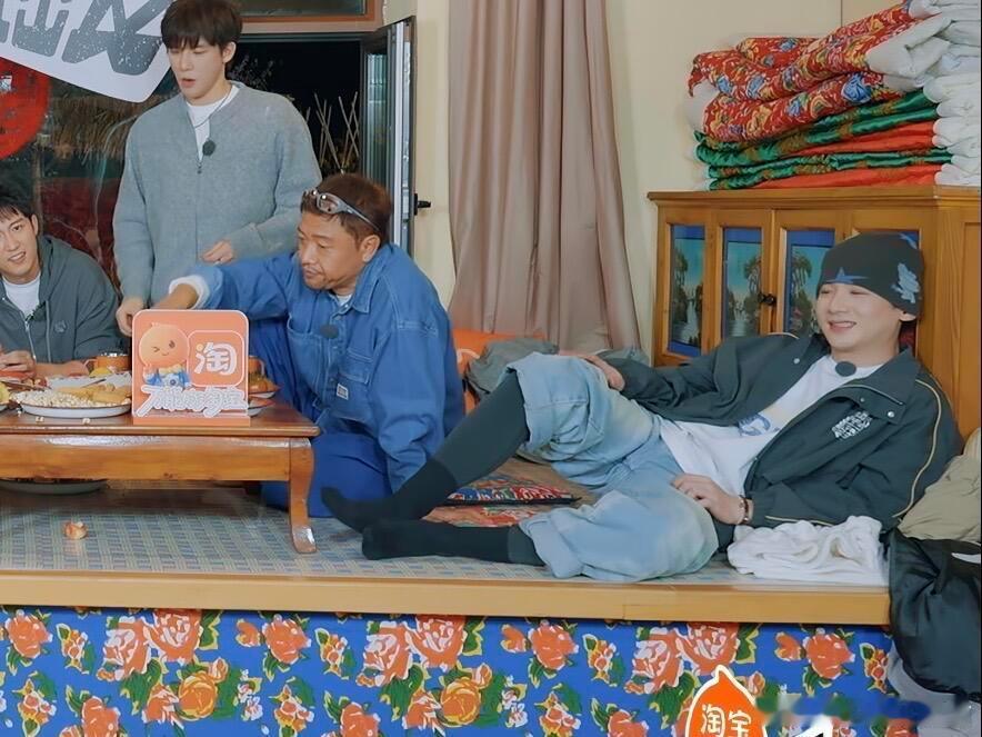 白敬亭完全不把我们当外人哈哈哈哈哈秋裤塞进袜子里的乖小孩一枚