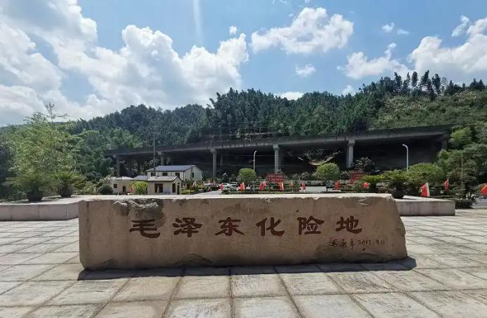 秋收起义前，毛主席意外被捕，在被押送的路上，毛主席突然对一名团丁说：“哎呀！我跌