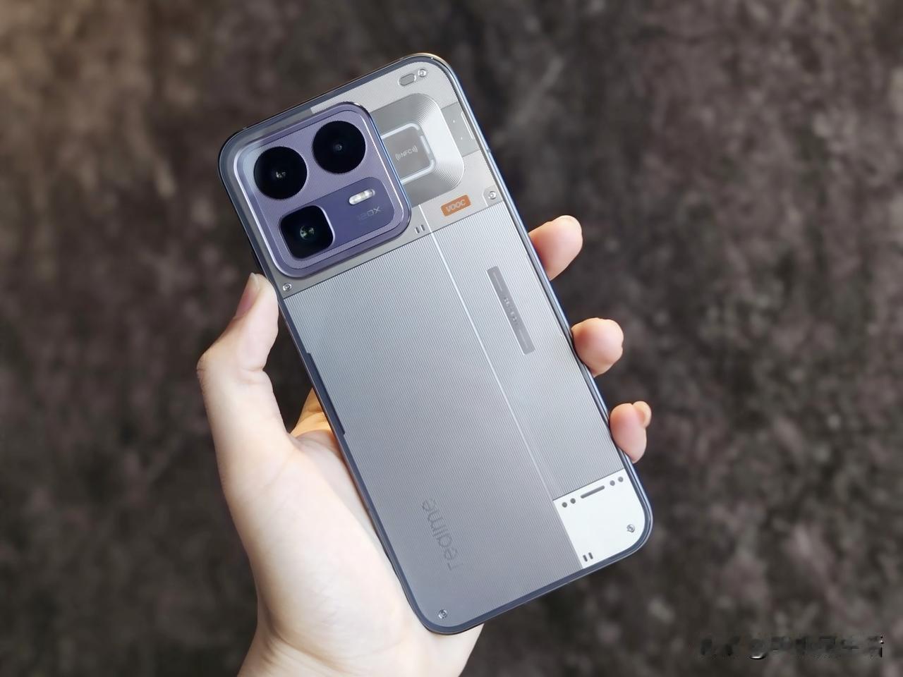 同样都搭载高通骁龙8Gen5处理器，一加Ace6T、IQOOZ11Tur