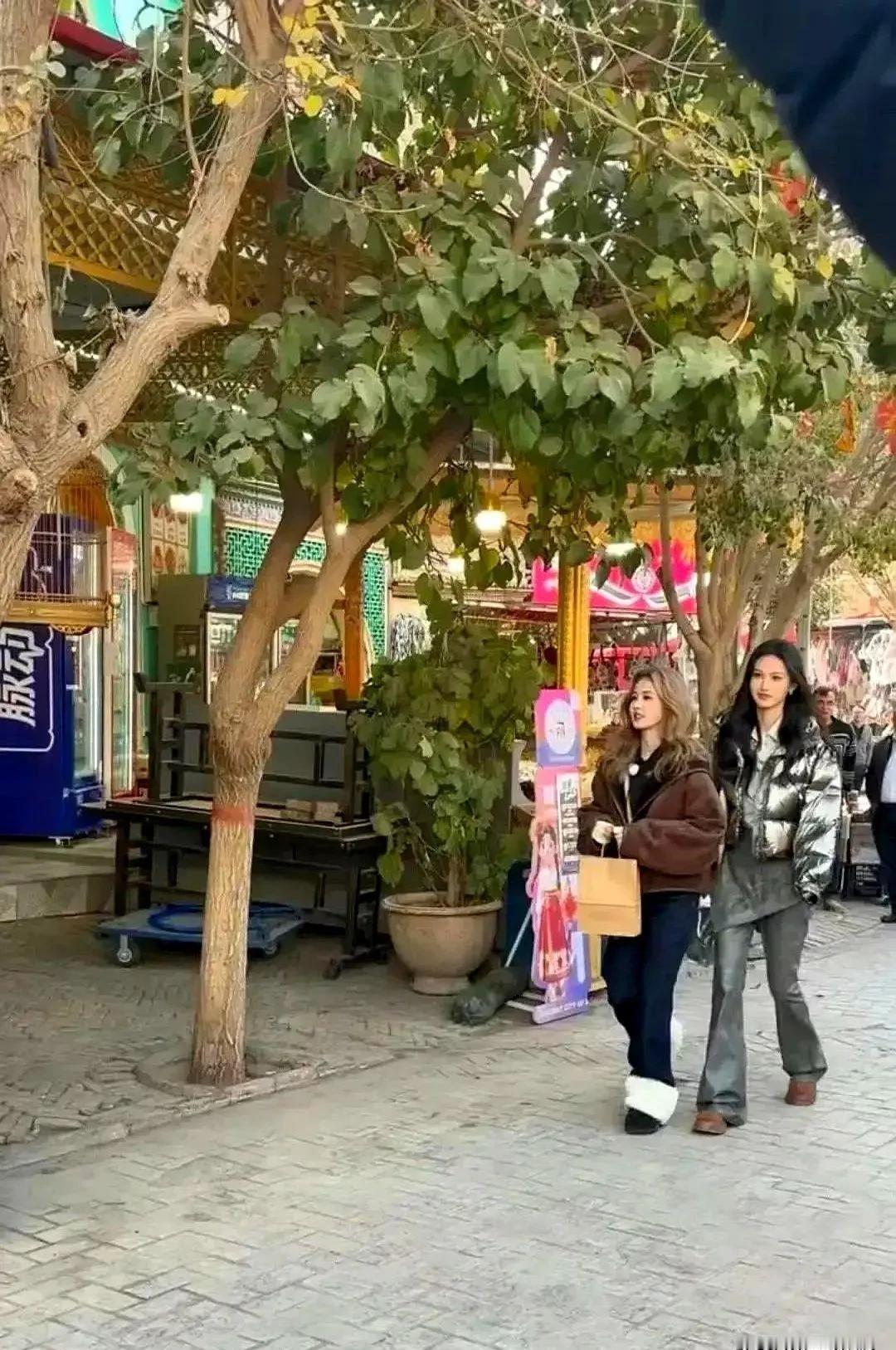 白鹿身高，又一次被全网热议。官方数据165cm。但同框时，她总显得格外娇小，