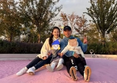 郑恺和苗苗把生活过成了诗，一家人在阿那亚度假好幸福，出门旅行都带着明星味儿！