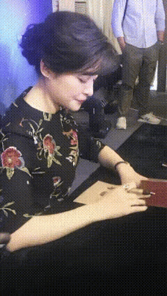 周涛真的是漂亮，像一颗永不凋零的红玫瑰。[玫瑰]周涛综艺首秀周涛自拍周涛鲁豫