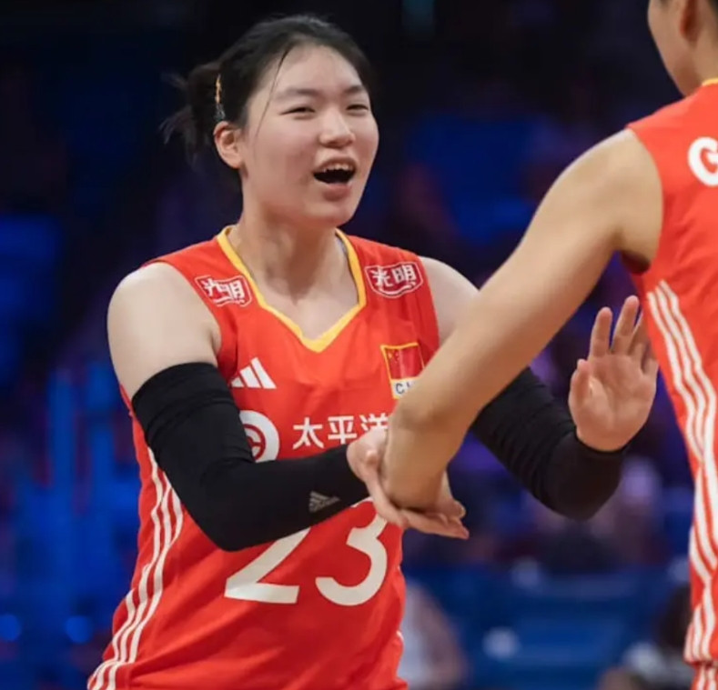 巴西媒体又一次夸赞中国二传张籽萱，“16岁的中国新星张梓萱当选25年女排世联赛分