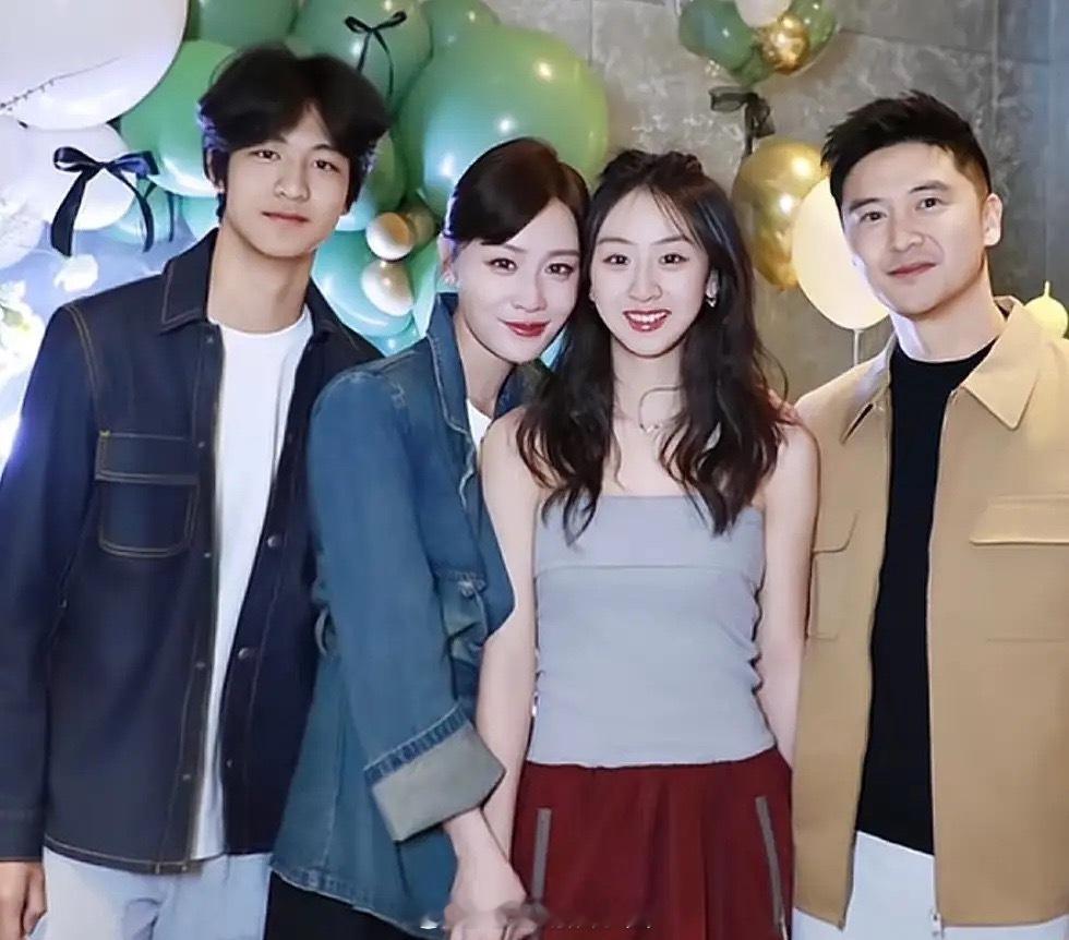 田亮晒一家四口同框，叶一茜搂着18岁女儿，母女俩身高齐平，170个头又瘦又有气质