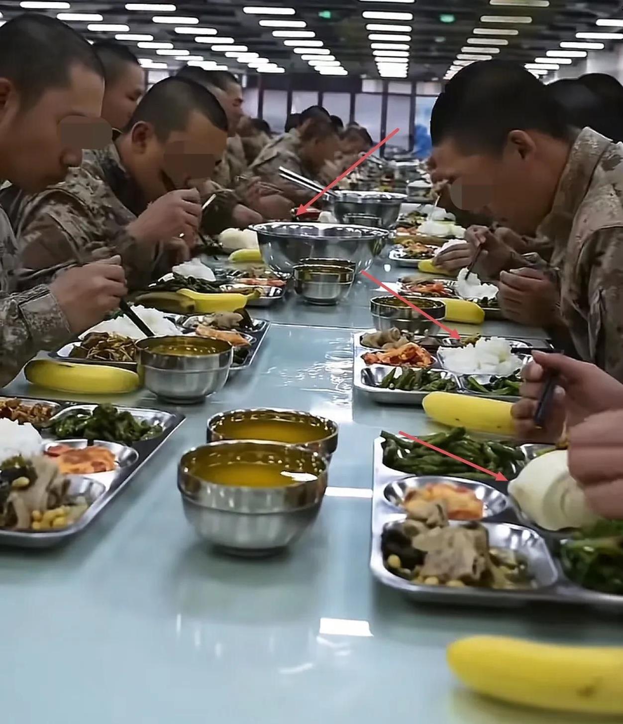 照片显示解放军战士们在营区食堂吃饭可以自主选择是吃馒头还是吃米饭，这个太人性化了