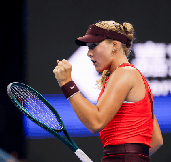 挽救2赛点! 安德烈耶娃2-1逆转诺斯科娃, 晋级布里斯班8强