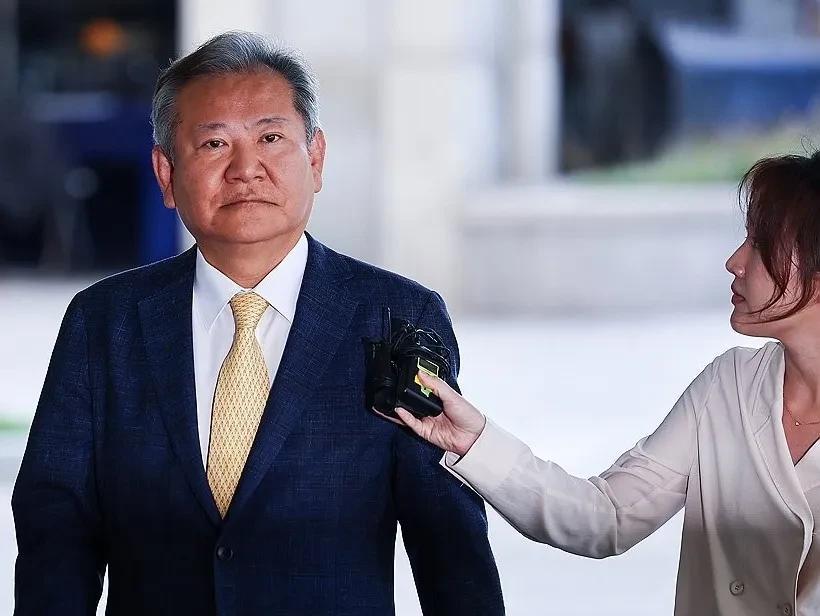 韩国法院28日决定对前行政安全部长官李祥敏的逮捕前嫌疑人讯问（逮捕令实质审查）将