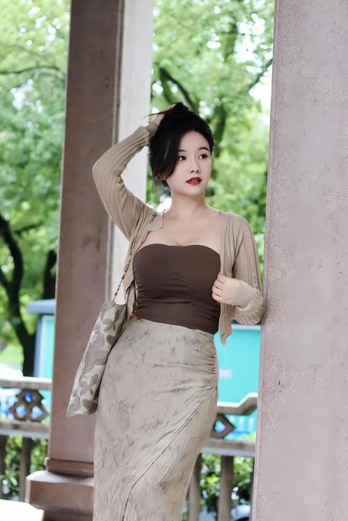 上联：细雨滋芳草，诚邀下联微风暖人心