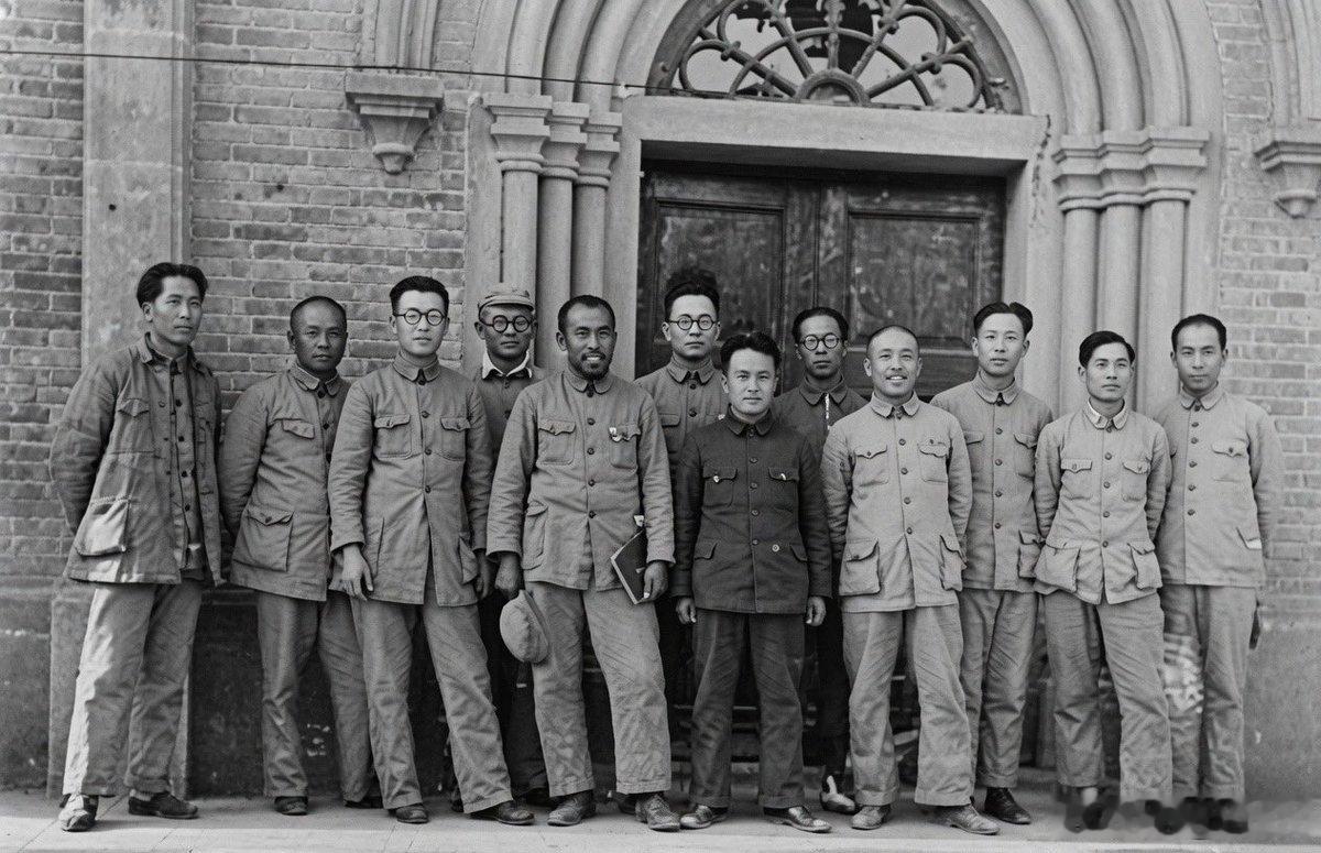 1938年秋，中共六届六中全会主席团成员合影，左起毛泽东、彭德怀、王稼祥、张闻天