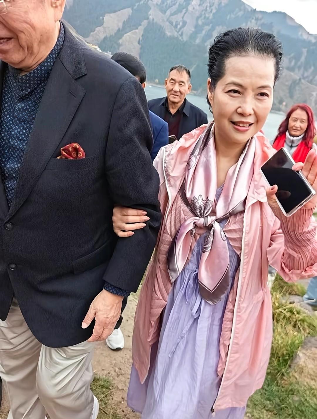 58岁梦鸽和86岁李双江现身新疆天池山风景区。不得不说梦鸽太有个性，年轻时候烫