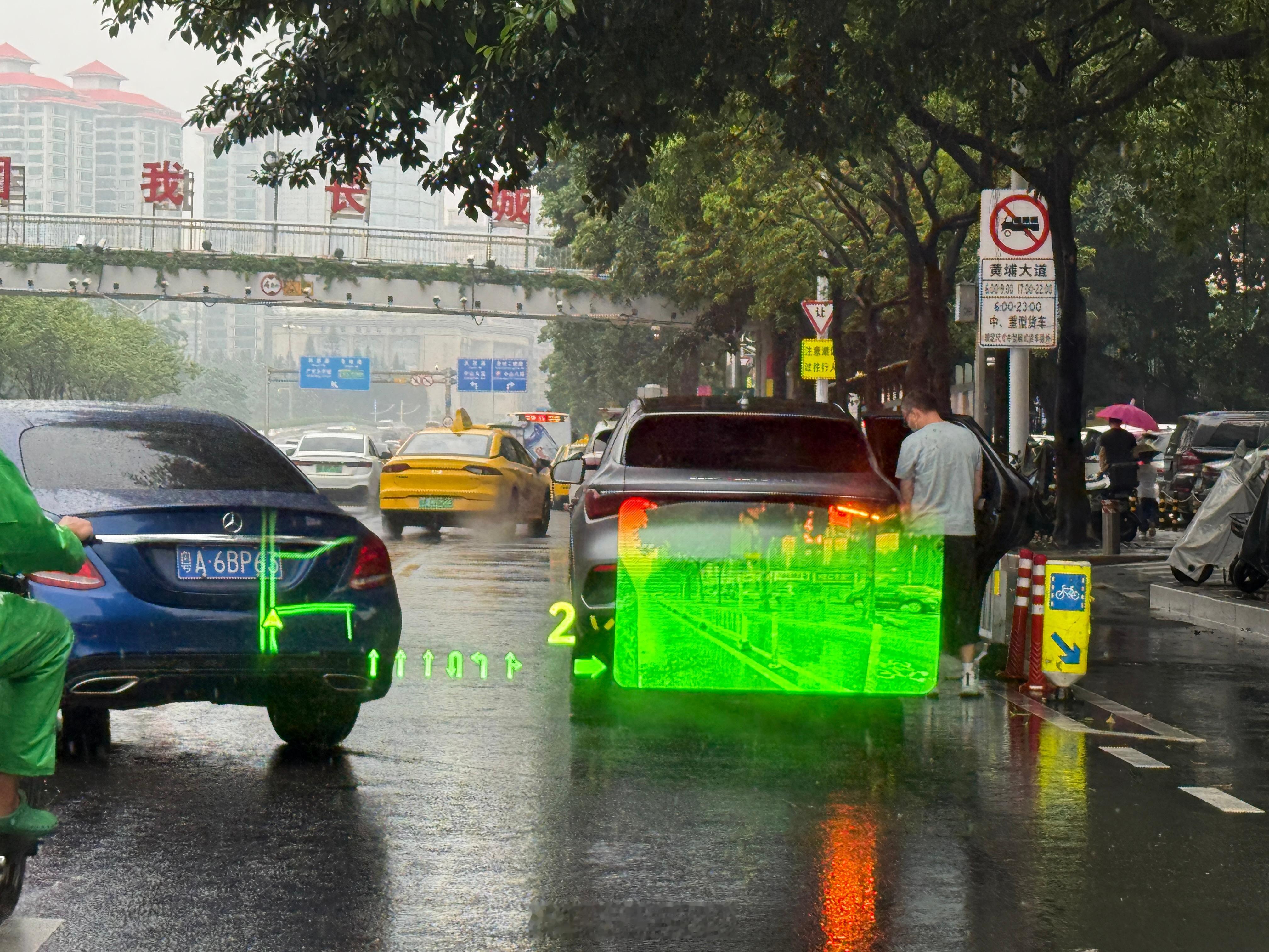 问界这个超大HUD，平时你不觉得他有多好，一下雨的时候功效就出来了，尤其是雨夜，