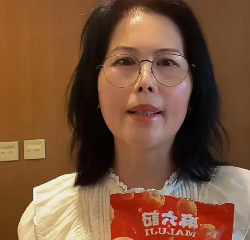 小杨阿姨:我不想蹭老板和小梅的流量！刚刚，小杨阿姨直播时，有人说:“你是骗子