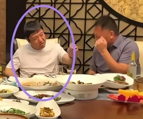 贾冰跟兄弟喝顿酒，说了几句醉话，被人录下来发网上了。要搁以前，明星得赶紧道歉。这