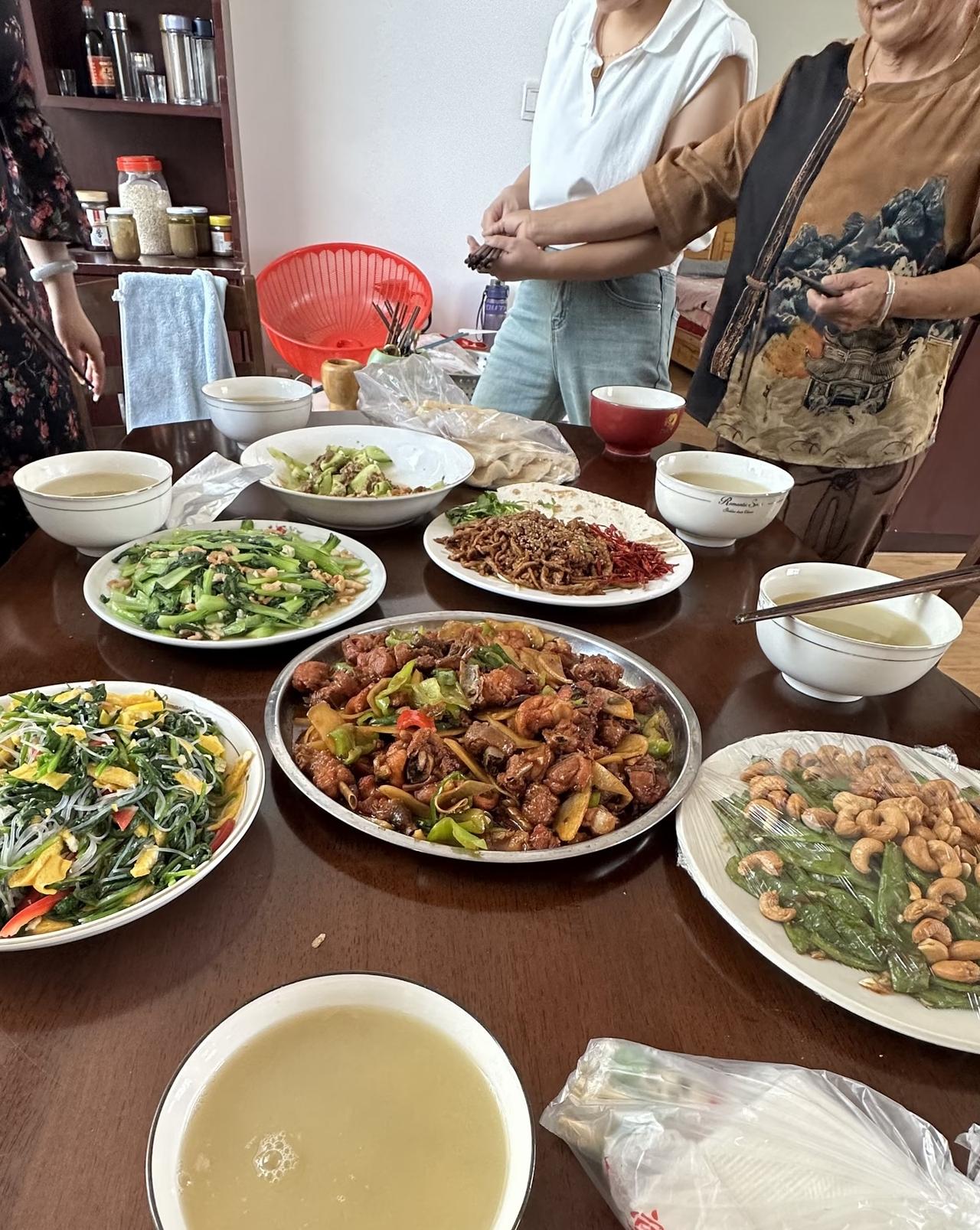 昨天晚上，吃饭的时候，岳父突然啪的一声，打了儿子一巴掌，老婆立刻呵斥道：“爸，你