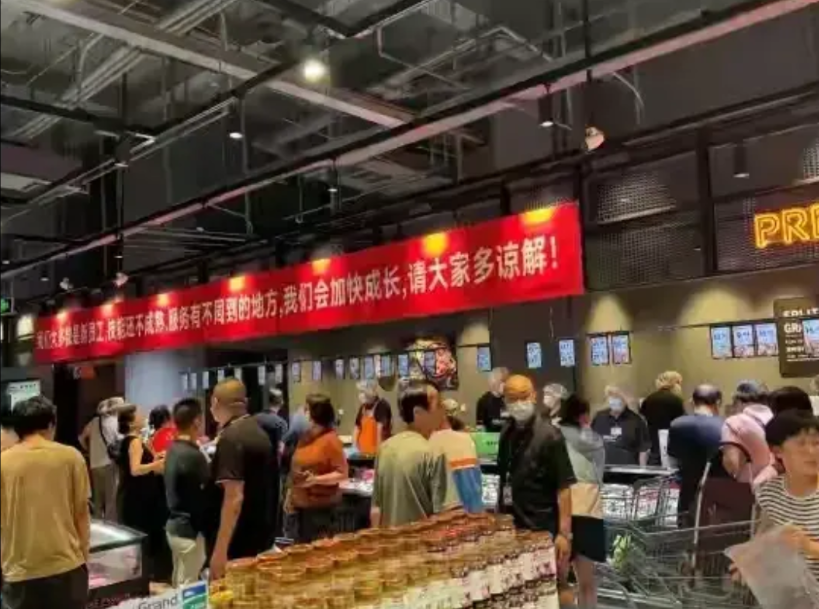 胖东来搬走十年后，房东终于后悔了！十年前胖东来在新乡火了，一年能卖15个亿，店里
