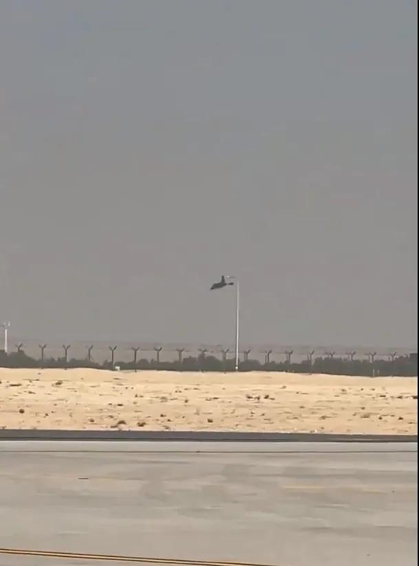 参加迪拜航展的一架印度空军“光辉”战斗机在进行飞行表演时坠毁，随机发生爆炸并燃起