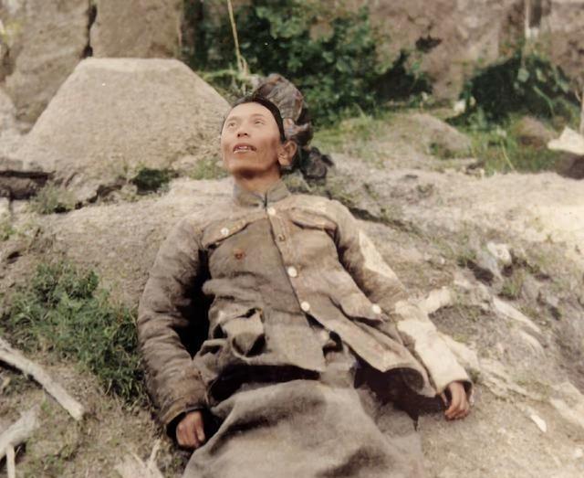 1946年，戴之奇师长阵亡后，躺在一个小土堆上，我军记者拍下了这一张照片，就在前