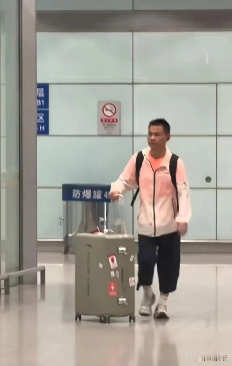 国乒深夜抵京莎莎VIP通道机智离场！袁队医暖心守护小白箱，佳佳一人三箱超拼