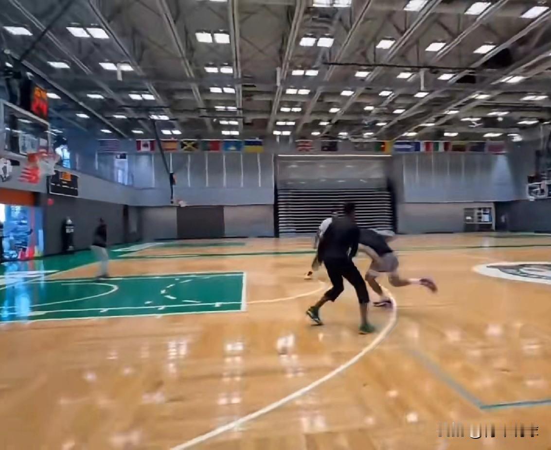 塔图姆恢复速度让人惊叹！团队在社交媒体上晒出了塔图姆的最新训练视频，他已经进