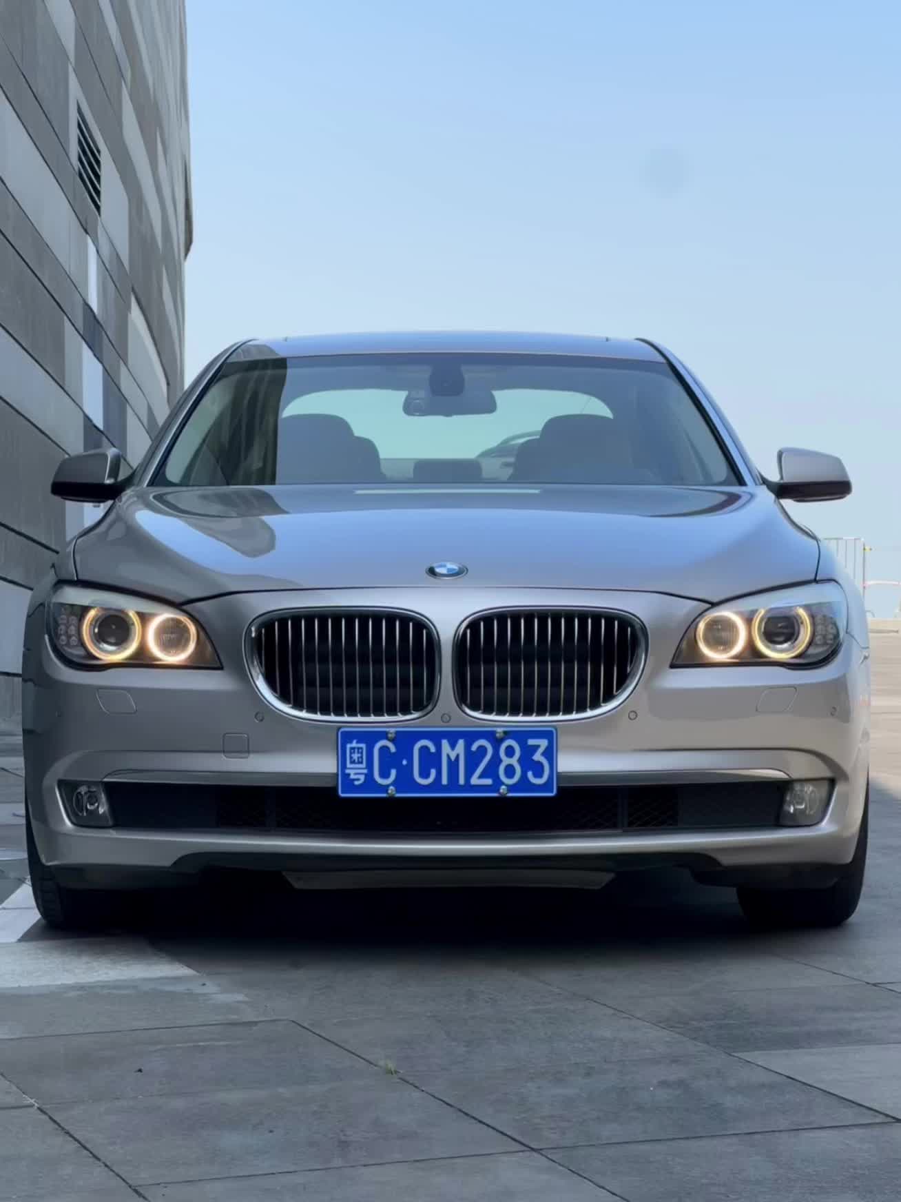 开士米银色的外观配米色内饰简直是F02这代宝马7系的标准答案！730L...