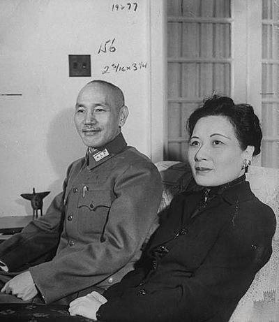 1958年，美国记者问宋美龄:“如果美国用原子弹轰炸中国，中国人民将有何反应？”