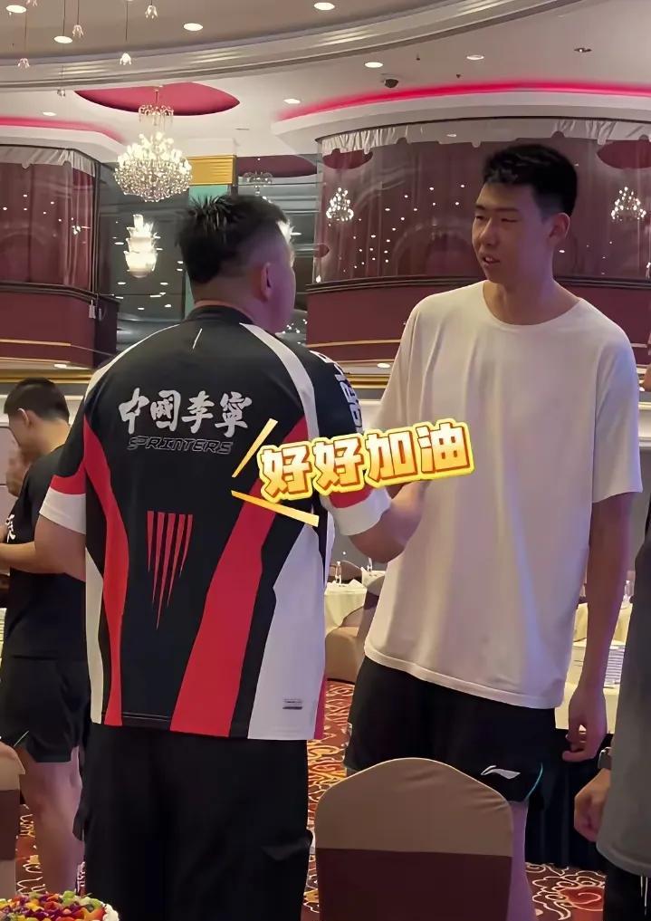 杜峰对徐昕说，好好加油！徐昕表情有点难过，这还是我桀骜不驯的杜导吗？早这样不