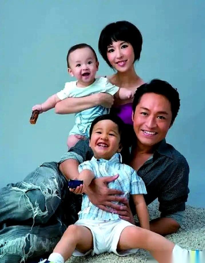 马景涛和吴佳尼的婚姻最终以离婚散场。这对当初因拍戏相识的夫妻，曾带着两个活泼可